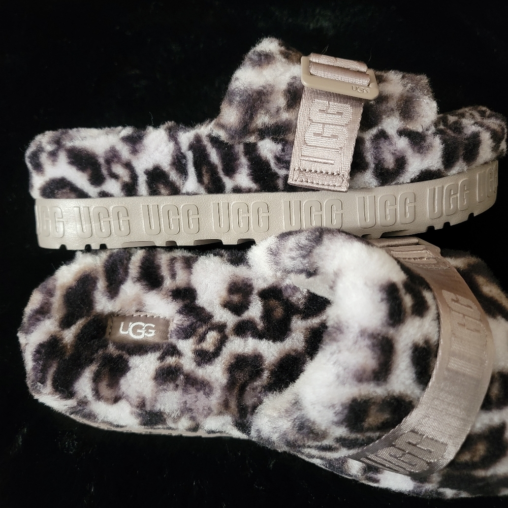 BRAND NEW NEVER WORN UGG SLIPPERS